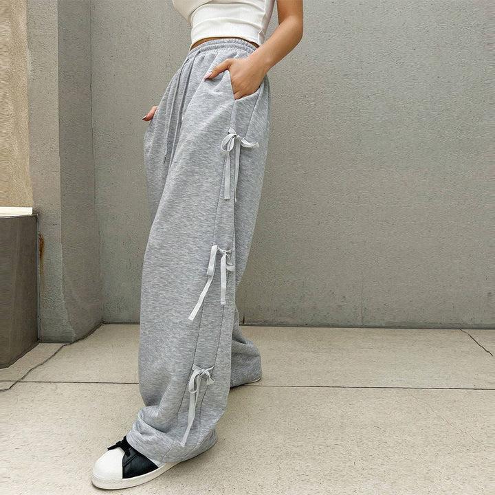 Pantalon de loisirs pour femmes avec des détails volant sur les côtés et une taille élastique Chic & Stil