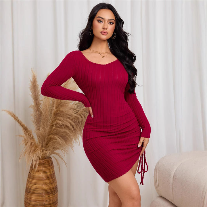 Robe mini moulante pour femmes avec draperie et élégant col bateau Chic & Stil