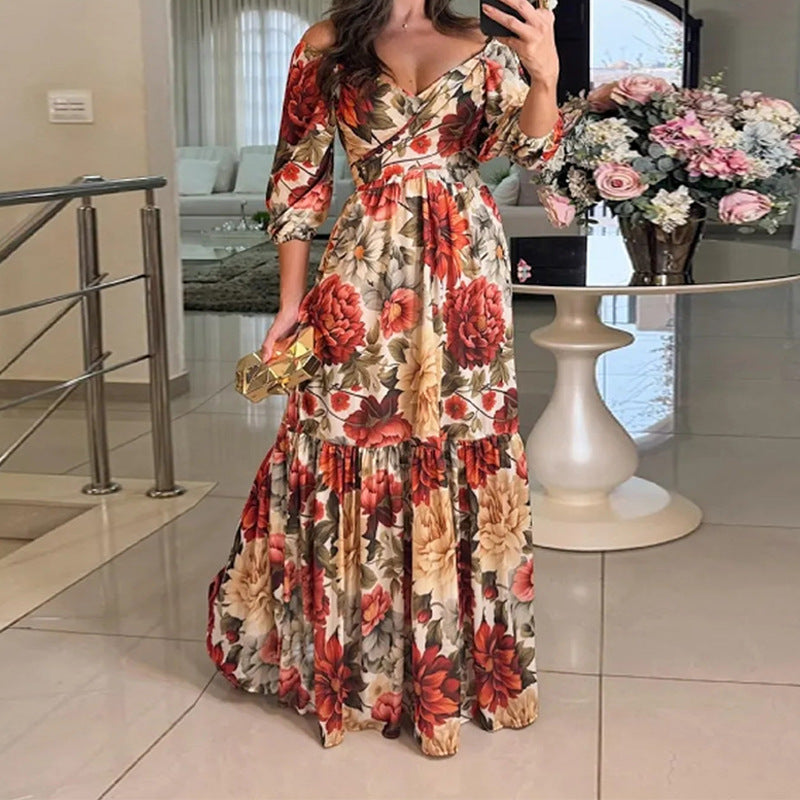 Robe maxi florale pour femmes avec design décolleté et ourlet à volants Chic & Stil