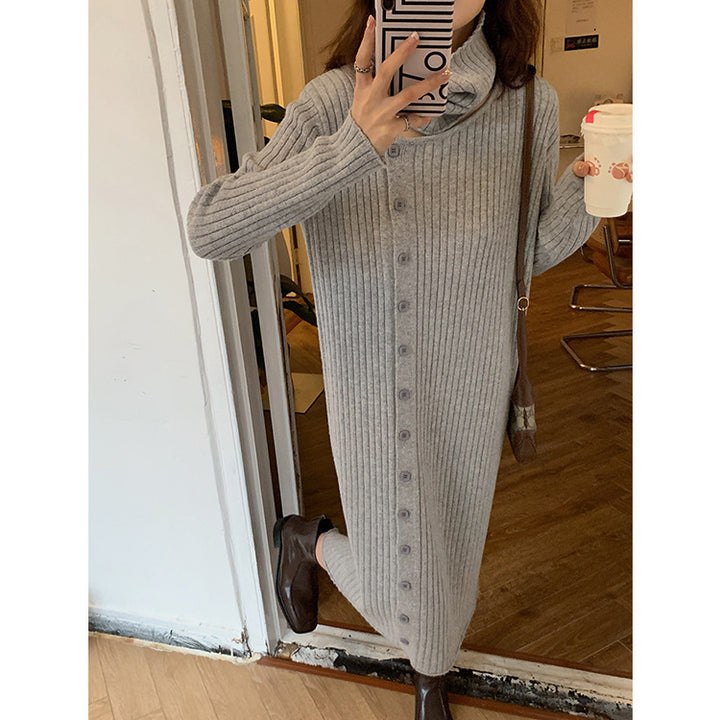 Robe tricotée pour femmes avec col roulé large et patte de boutonnage continue Chic & Stil