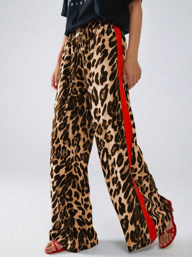 Wide women's pants with trendy leopard print and contrasting stripe details – chic and stylish