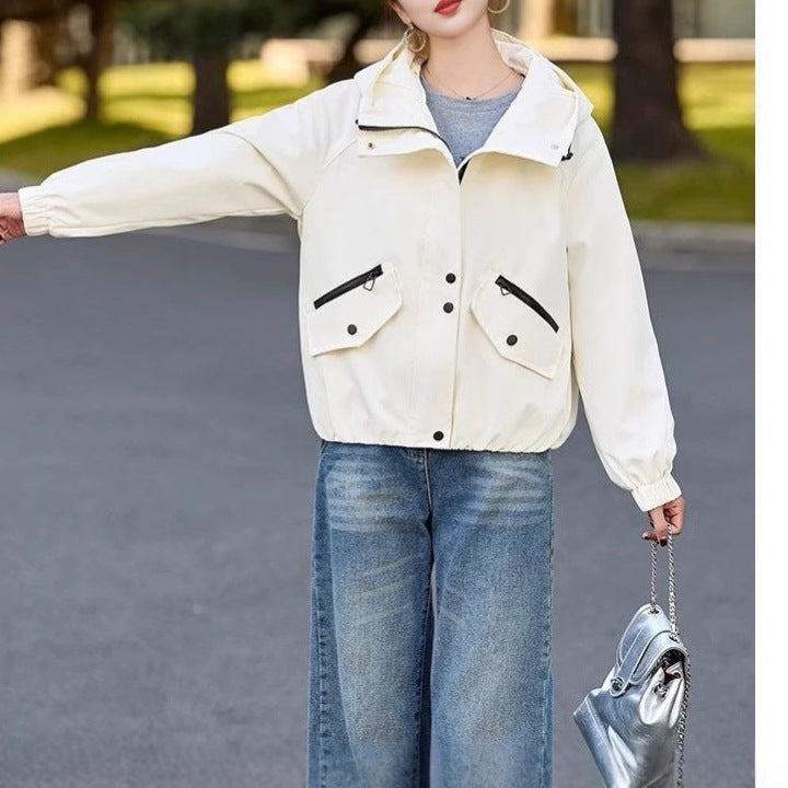 Veste de transition élégante pour femmes avec design de capuche ajustable et poches pratiques Chic & Stil