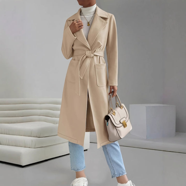 Classic and elegant trench coat for women with a waist belt and discreet pockets Lune London