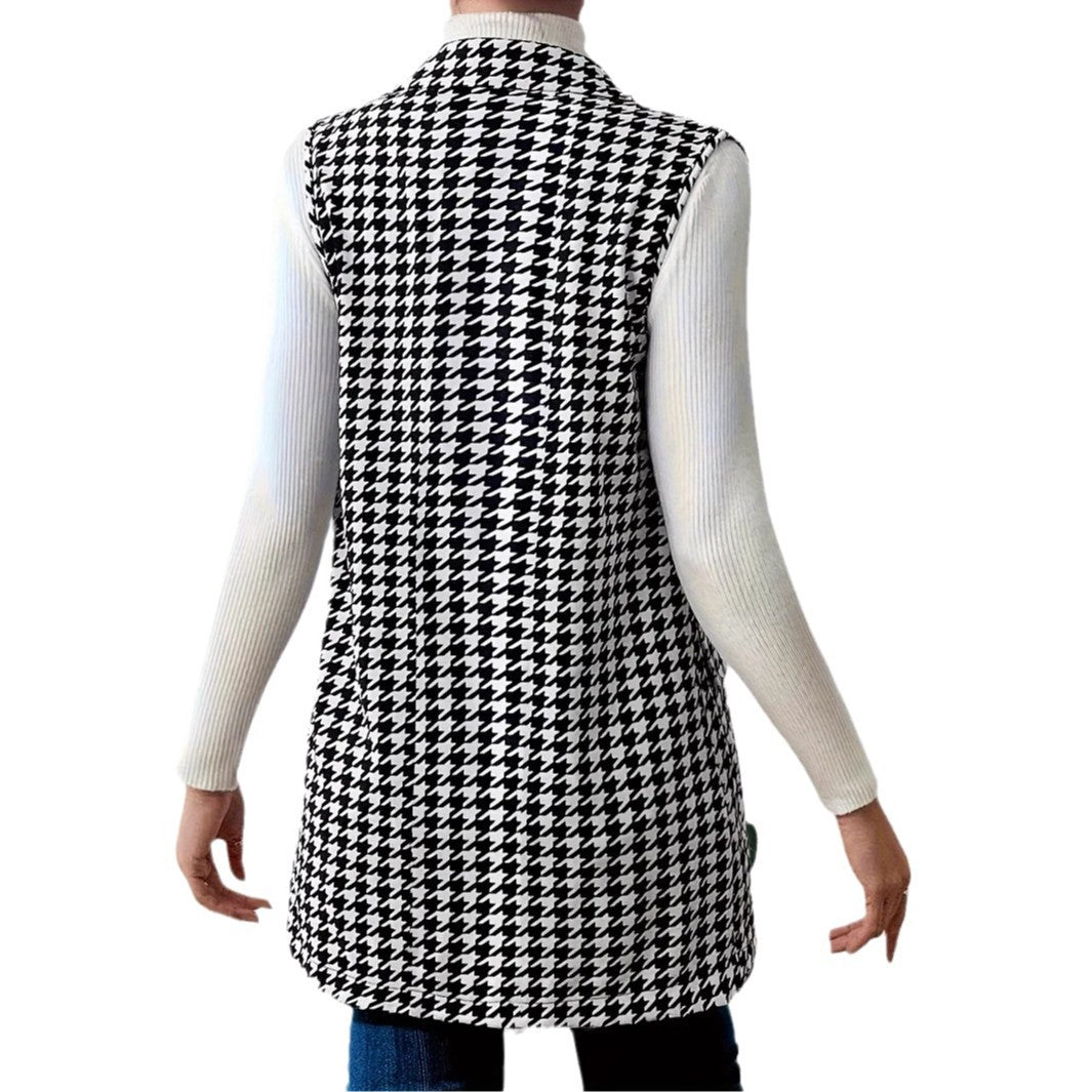 Modern ladies' vest with houndstooth pattern and elegant button placket Lune London