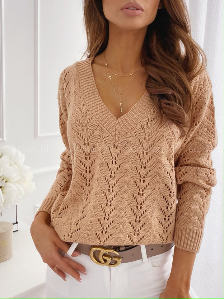 Chunky knit sweater for women with an elegant V-neck and a delicate pattern Lune London