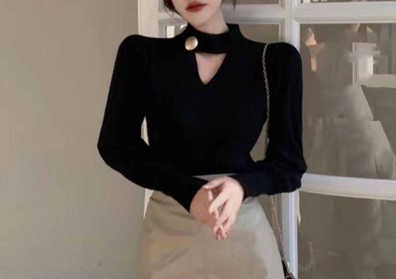 Pull élégant pour femmes avec décolleté en V et patte de boutonnage décorative Chic & Stil