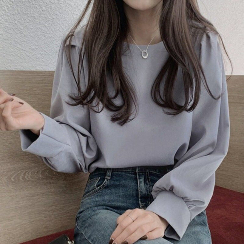 Women's blouse with puff sleeves and versatile cut