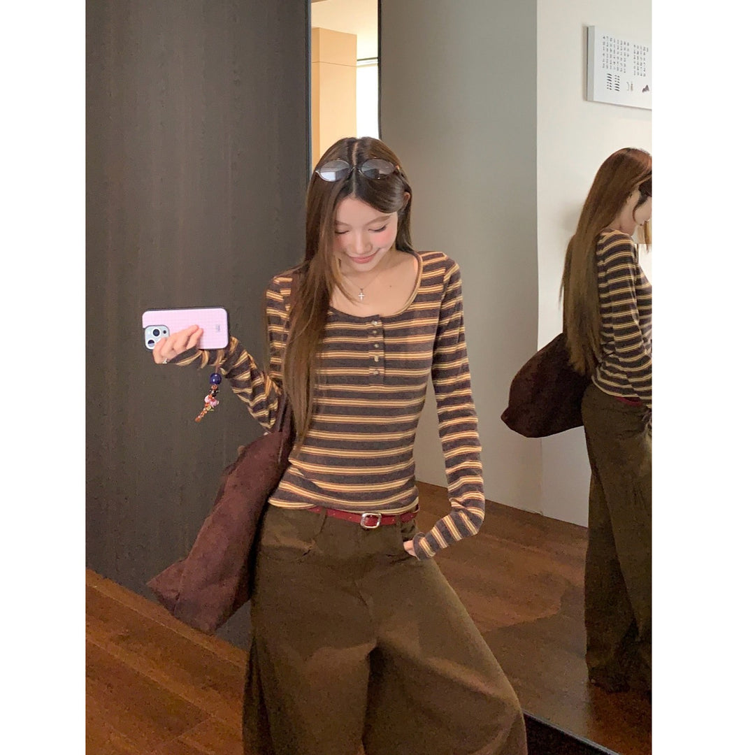 Women's long sleeve shirt with modern stripe pattern and button placket Chic & Stil