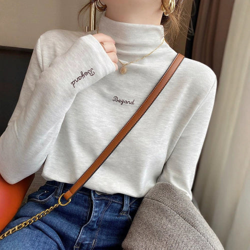 Women's turtleneck sweater with innovative lettering Chic & Stil