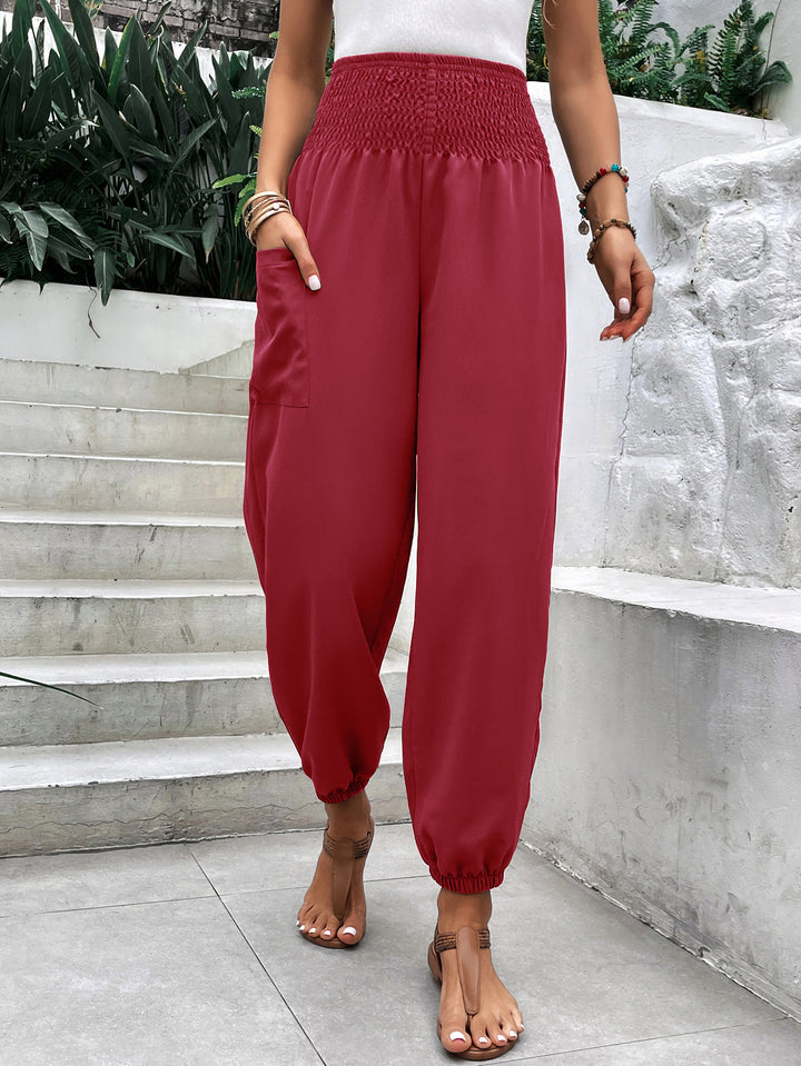 High-waisted leisure trousers for women with elastic waist and practical side pockets Lune London