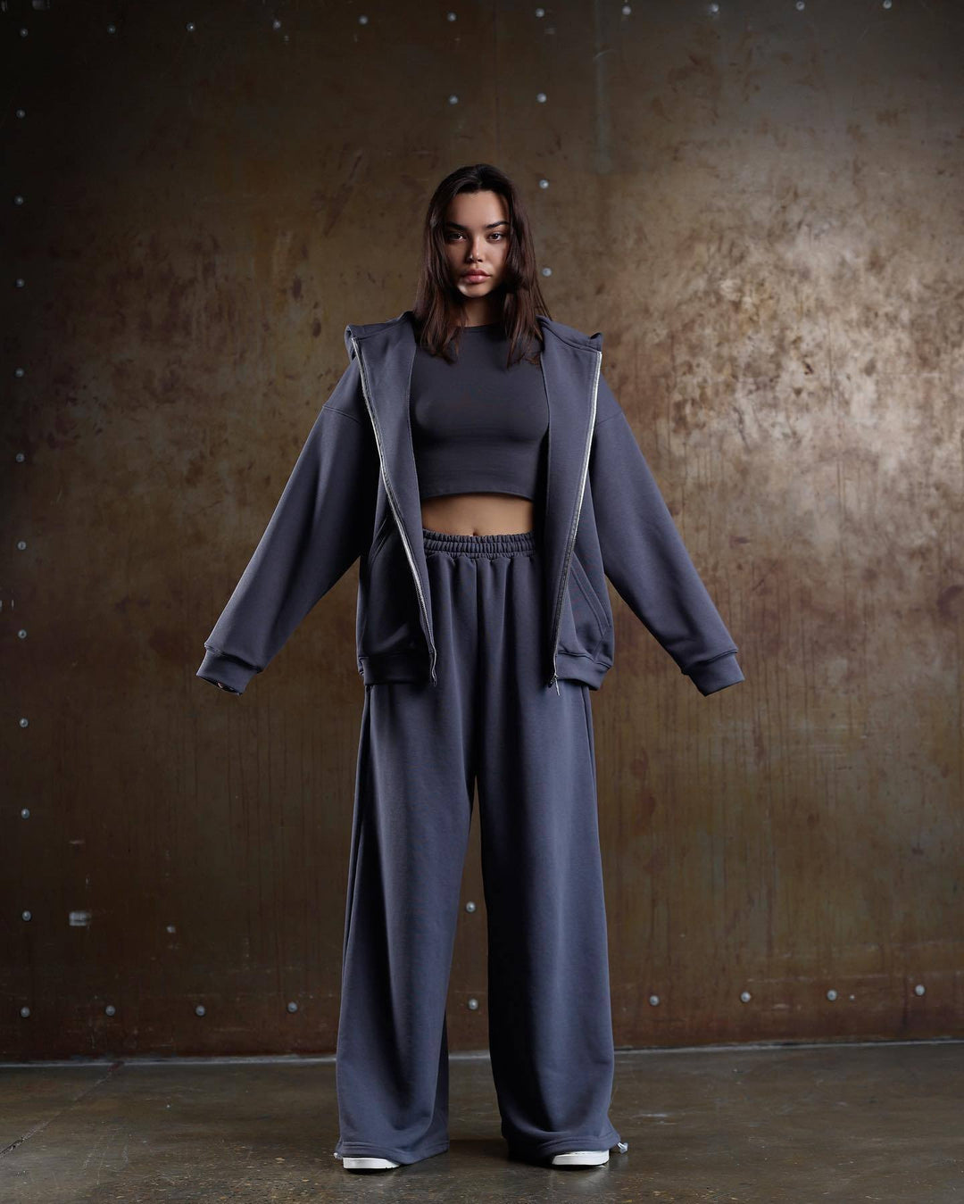 Fashionable women's sports set with oversized jacket and loose fit Lune London