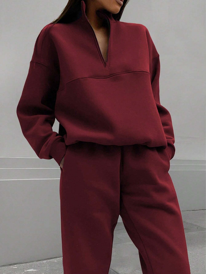 Women's sweatshirt and jogging pants set with modern stand-up collar Chic & Stil
