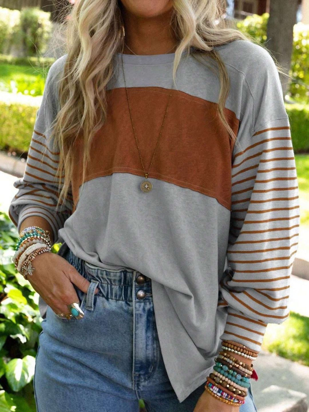 Women's Loose Colorblock Sweatshirt with Striped Sleeves and Round Neck Amarae