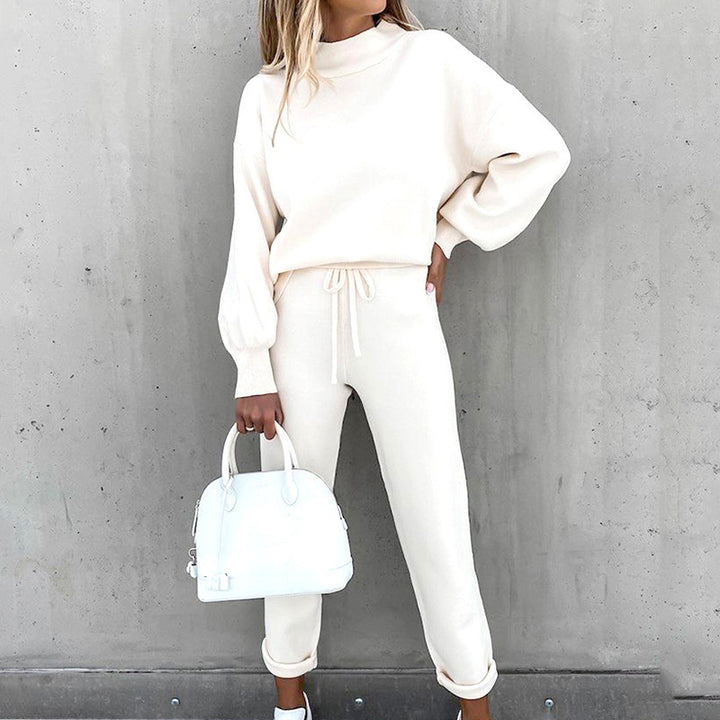 Ensemble de survêtement pour femmes avec une coupe moderne, un haut à col montant et un pantalon élastique Chic & Stil