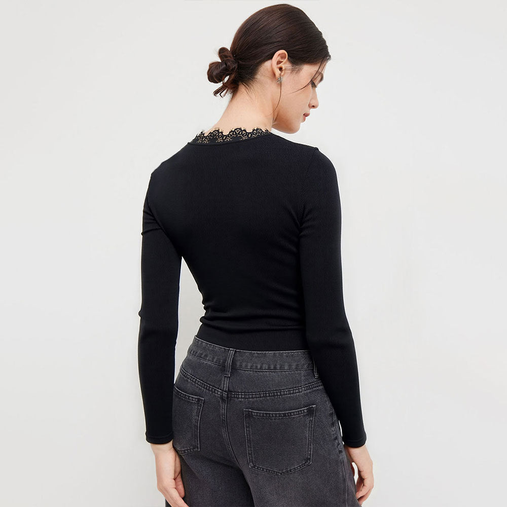 Bodysuit pour femmes avec décolleté en V profond et délicate application en dentelle Chic & Stil