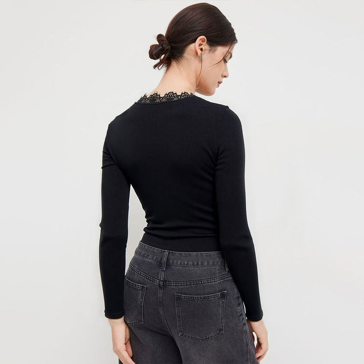 Bodysuit pour femmes avec décolleté en V profond et délicate application en dentelle Chic & Stil