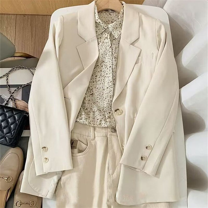Blazer féminin chic avec tissu texturé et détails de bouton élégants Chic & Stil
