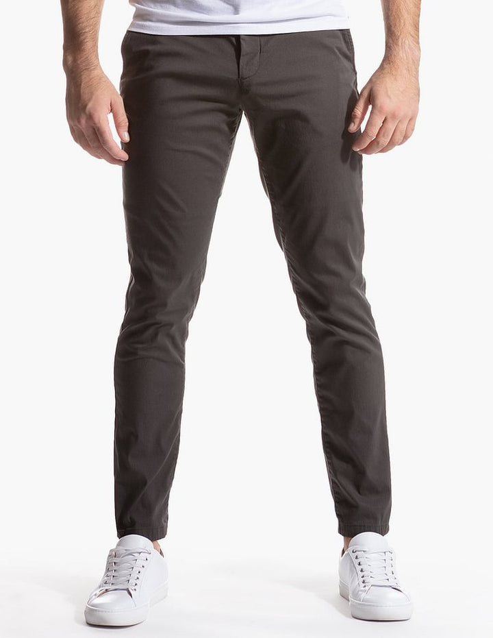 Slim-fit chino pants for men in breathable material Lune London