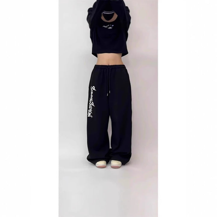 Women's casual jogging pants with a wide cut and sport graphic Chic & Stil