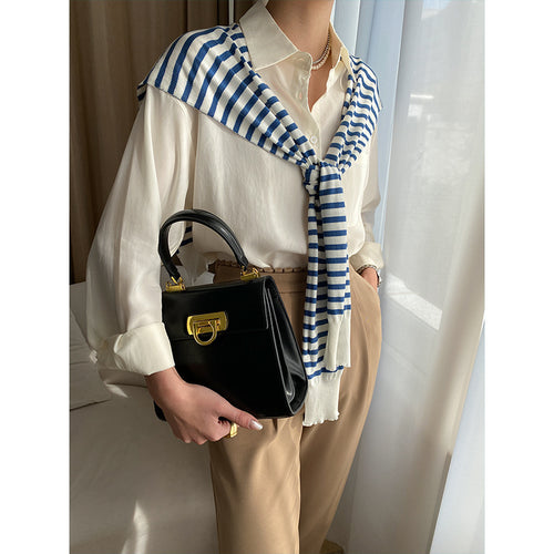 Women's elegant and airy blouse with button details Chic & Stil