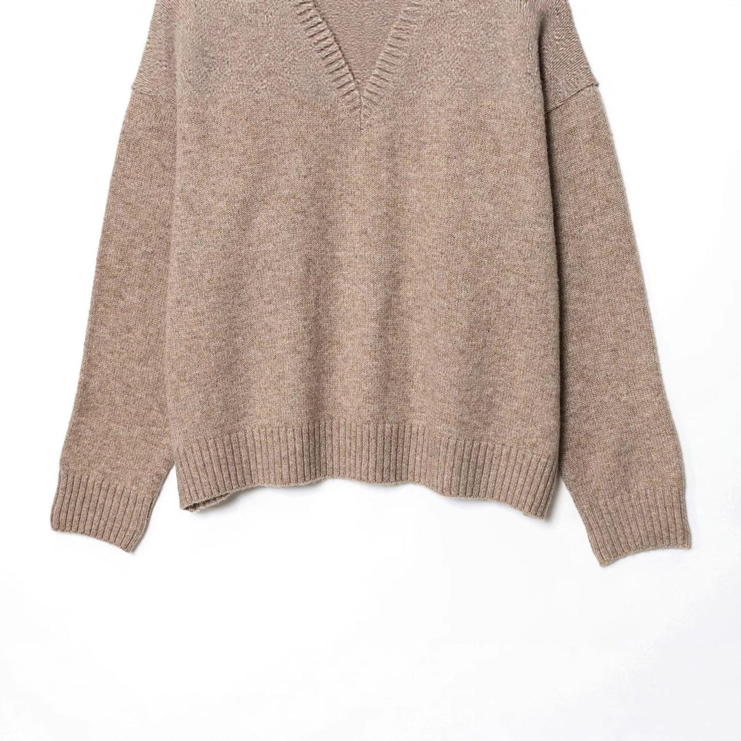 Knit sweater for women with V-neck and loose fit Lune London