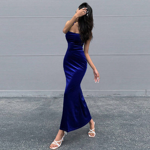 Elegant maxi dress for women in luxurious velvet with a chic square neckline Chic & Stil