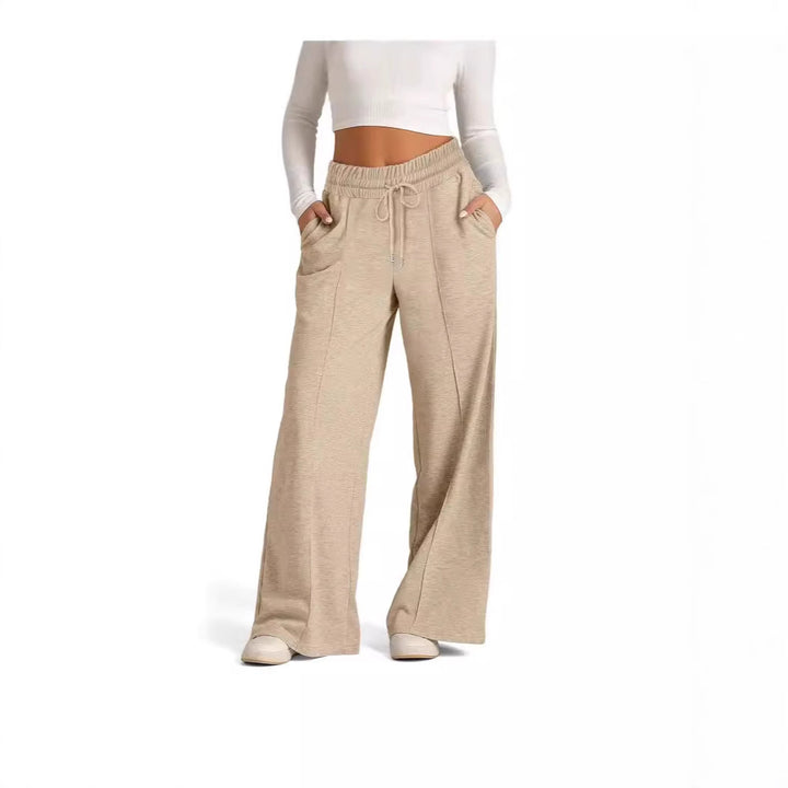 Leisure pants for women in a loose fit with an elastic waistband and practical entry pockets Lune London