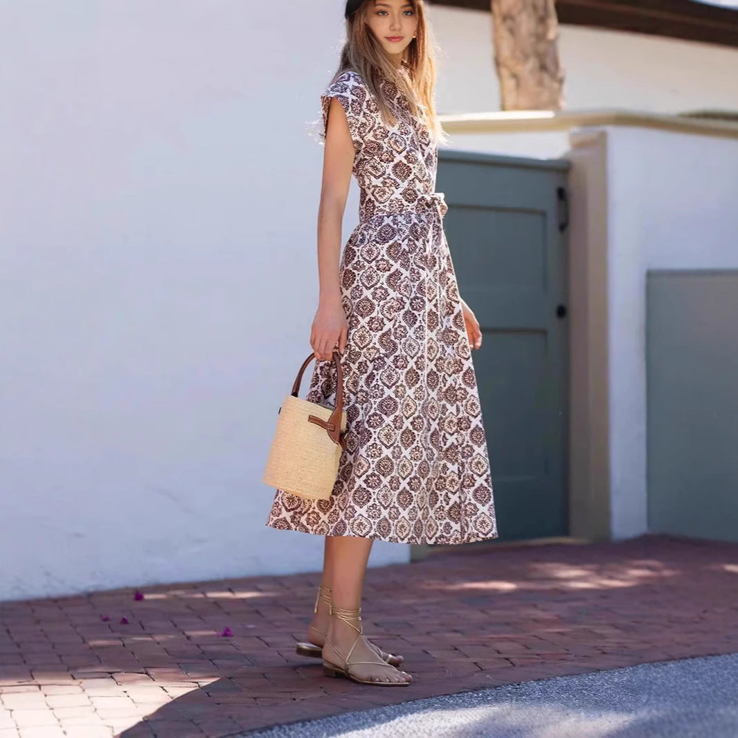 Maxi dress for women with an elegant floral pattern and a chic waist refinement