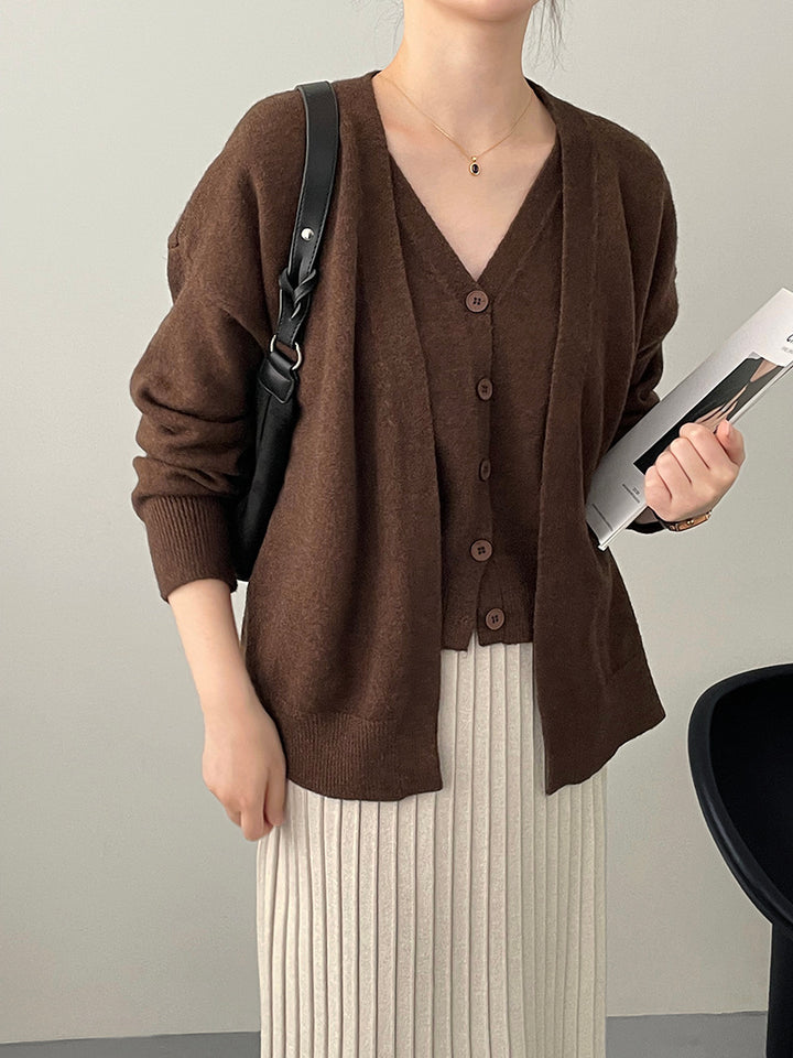 Cardigan féminin à la mode avec décolleté en V et fermeture à boutons Chic & Stil