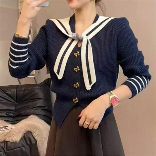 Cardigan pour femmes avec col maritime et détails de boutons Chic & Stil