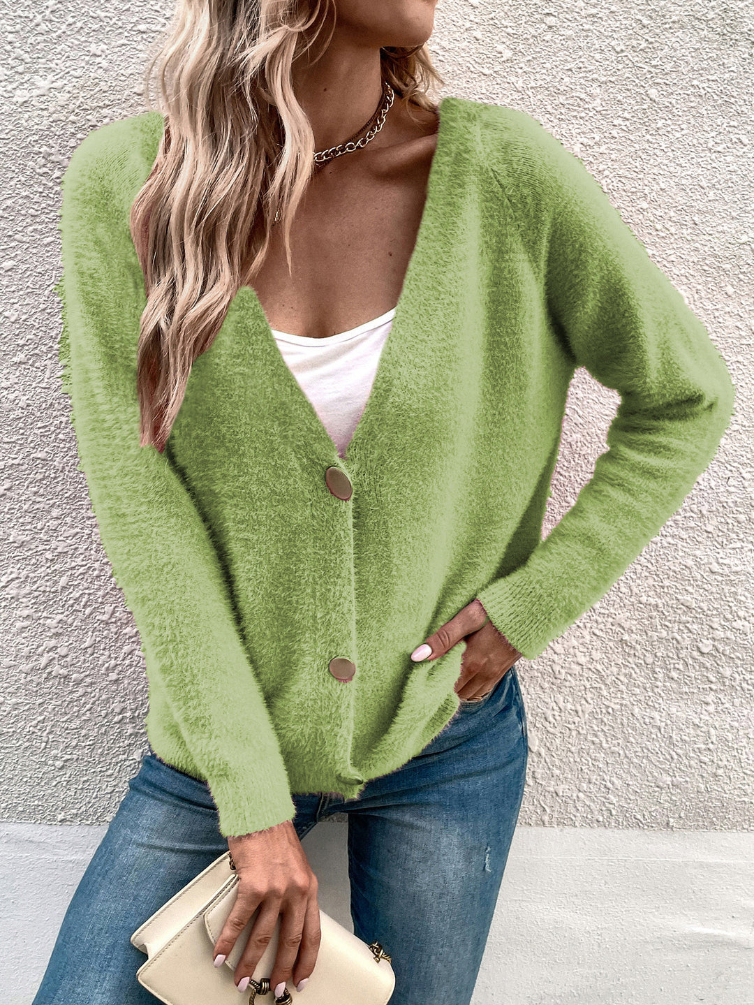 Cardigan en maille douce pour femmes avec un élégant col en V et de grands détails de boutons Chic & Stil