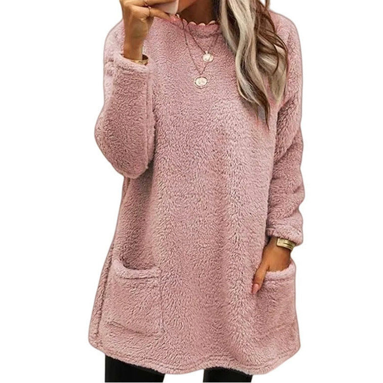 Cozy fleece sweater for women with a trendy round neckline and practical pockets Lune London
