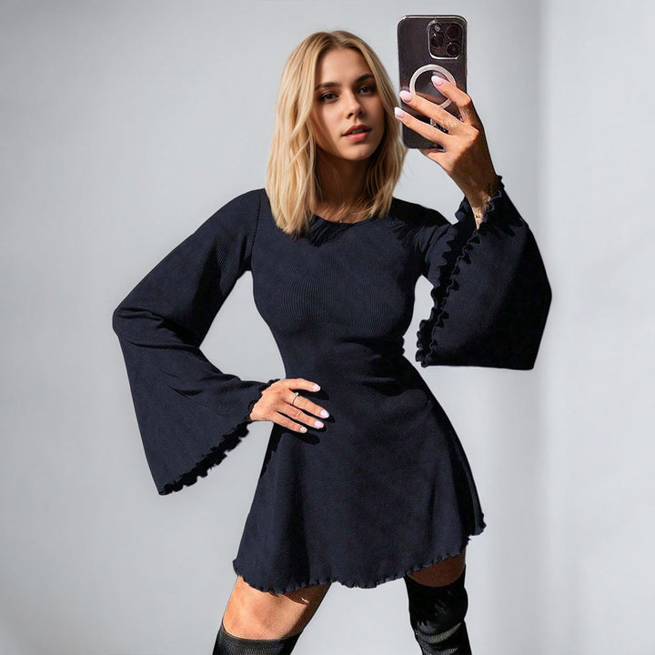 Robe mini décontractée pour femmes avec des manches en cloche volumineuses et une silhouette féminine Chic & Stil