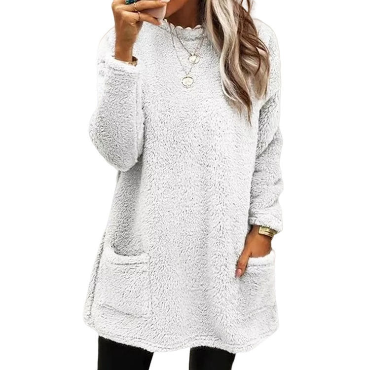Cozy fleece sweater for women with a trendy round neckline and practical pockets Lune London