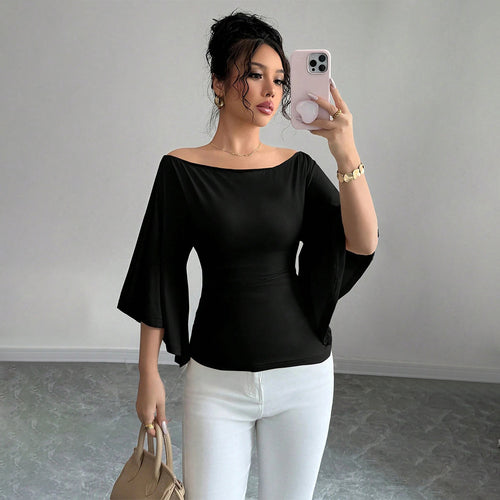 Elegant women's top with off-the-shoulder design, wide sleeves, and fitted cut Chic & Stil