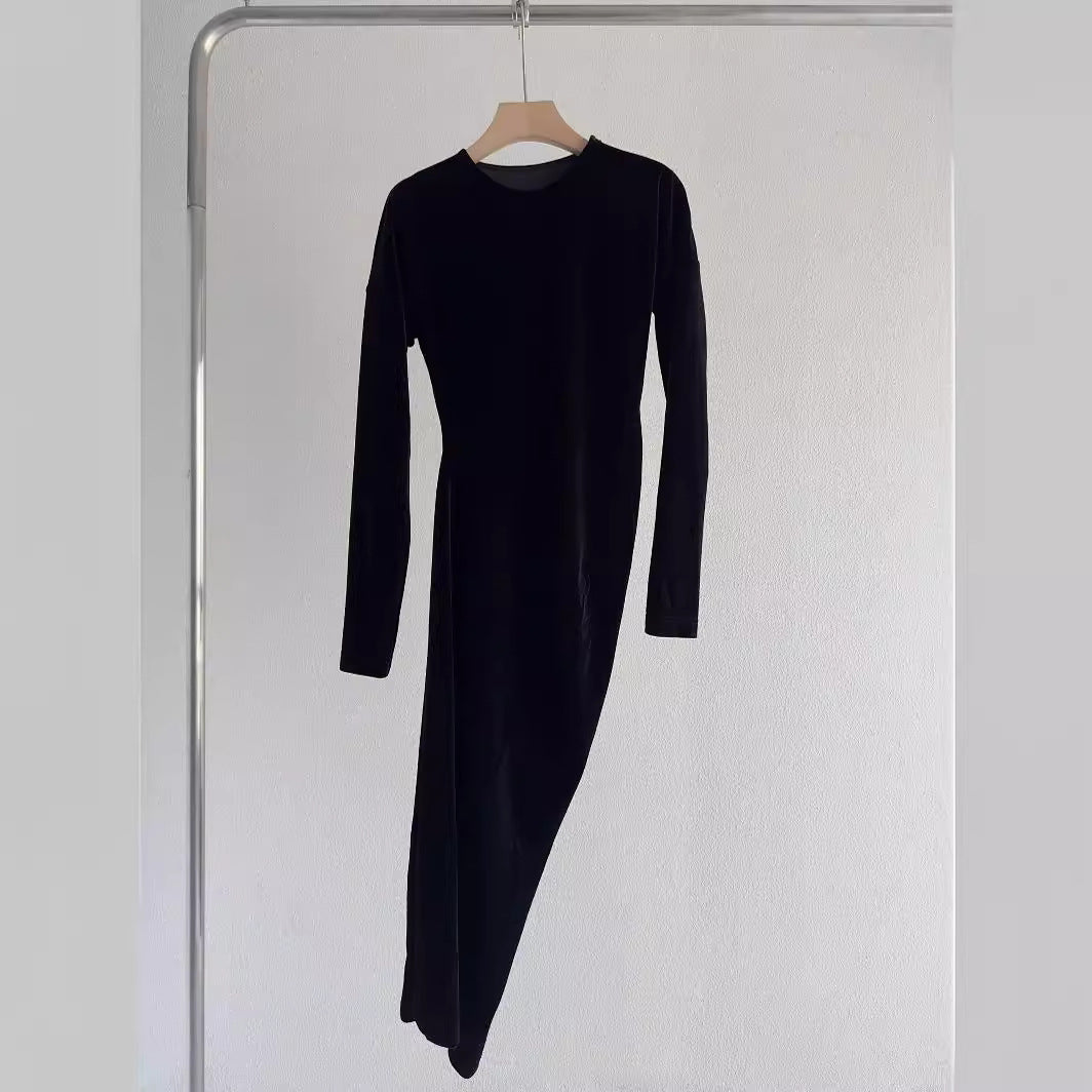 Elegant maxi dress for women in high-quality velvet with long sleeves and trendy V neckline Lune London