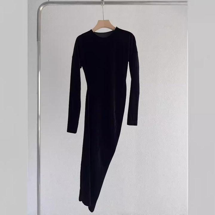 Elegant maxi dress for women in high-quality velvet with long sleeves and trendy V neckline Lune London