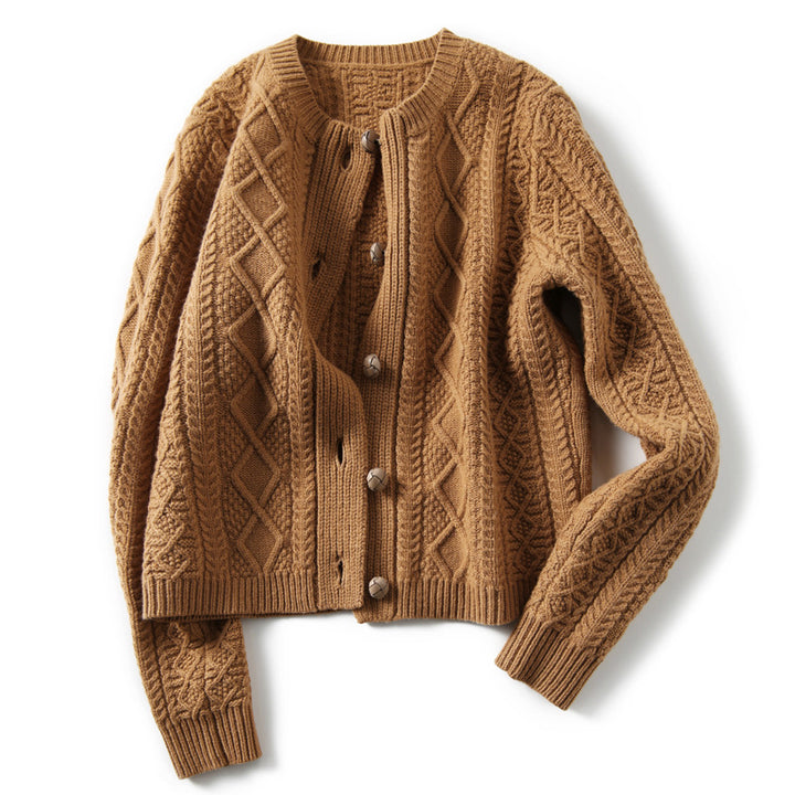 Cardigan pour femmes en grosse maille avec boutons décoratifs et motif en câble retravaillé Chic & Stil