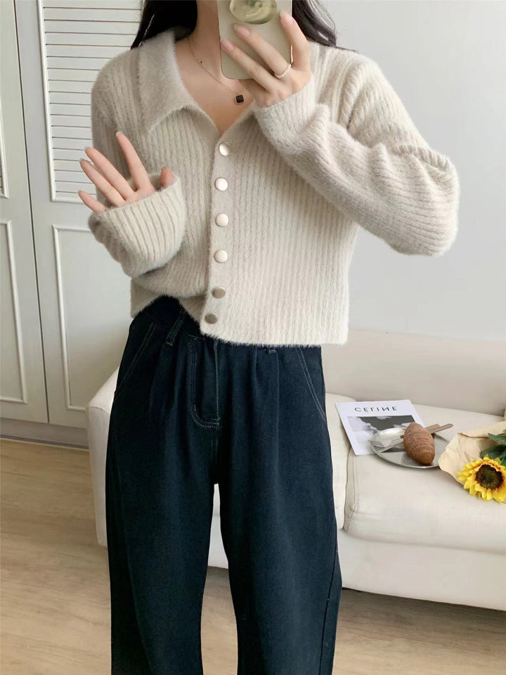 Cardigan pour femmes avec design à boutons et matériau doux Chic & Stil