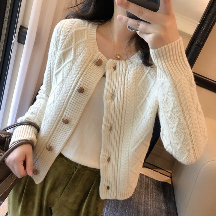 Cardigan pour femmes en grosse maille avec boutons décoratifs et motif en câble retravaillé Chic & Stil