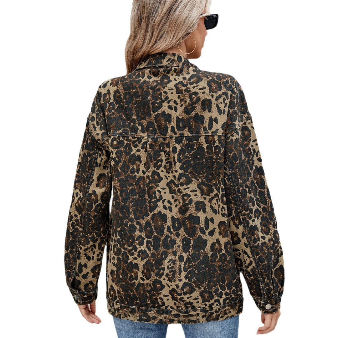 Ladies' denim jacket with a stylish leopard print and practical pockets Lune London