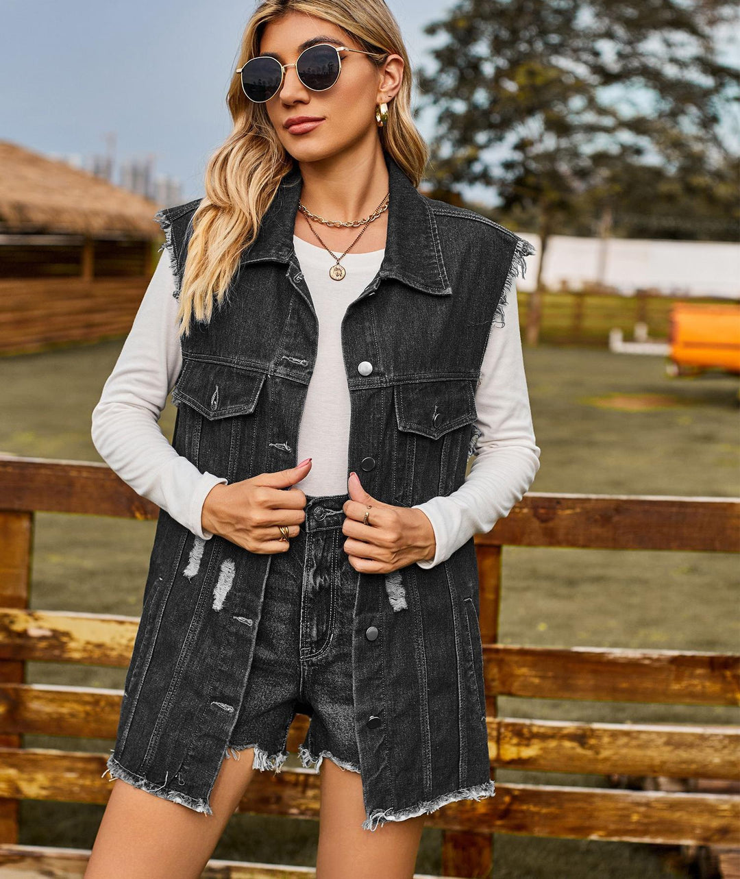 Denim jacket for women with a relaxed fit, fringes, and practical pockets Lune London