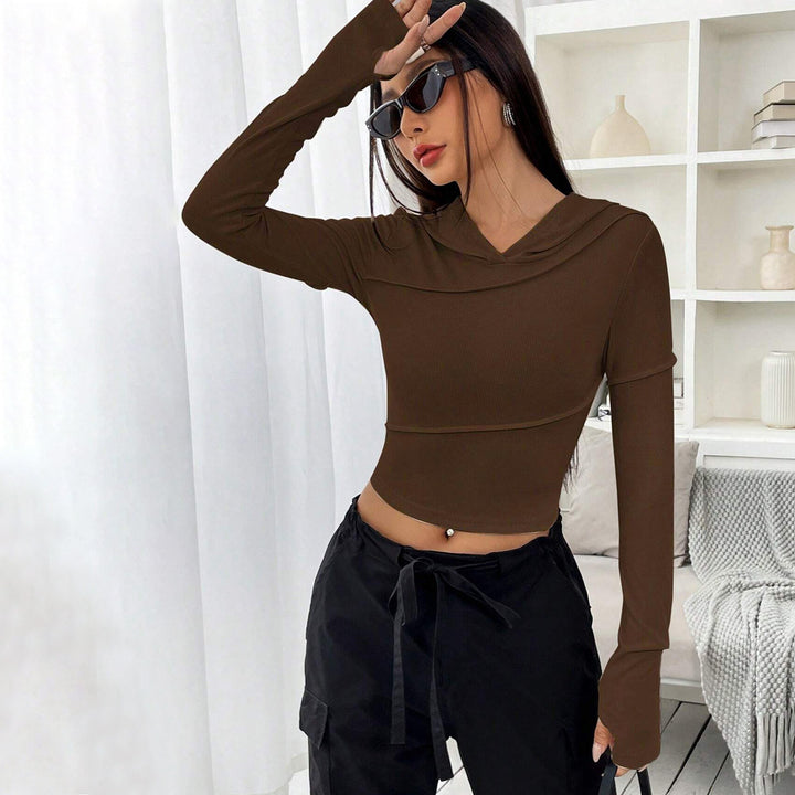 Femme crop top avec design élégant à capuche et manches longues Chic & Stil