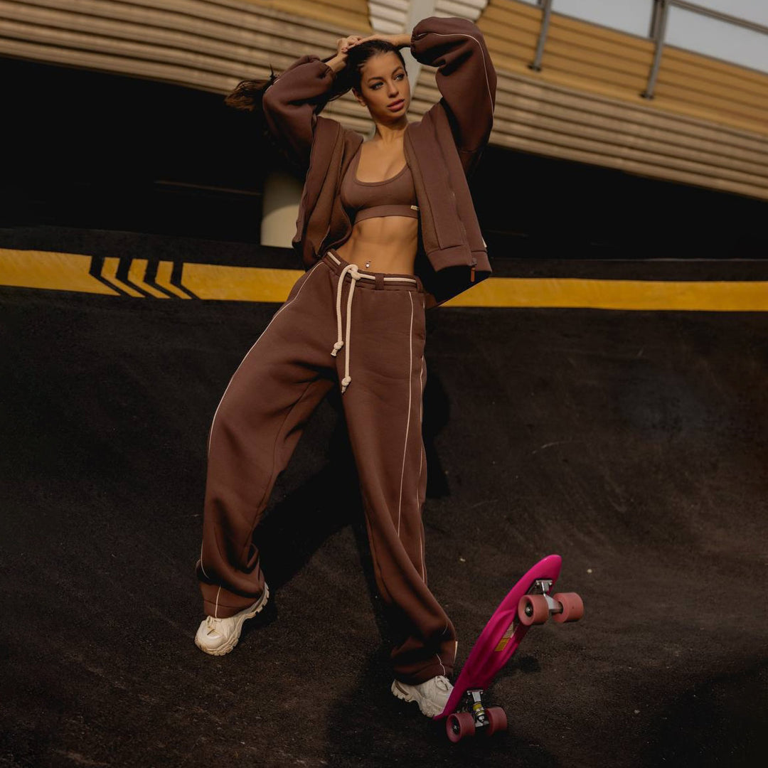 Casual sports set for women with oversized hoodie and chic jogger pants