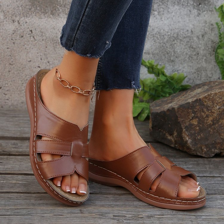 Comfortable slippers for ladies with ergonomic sole and trendy bands Lune London