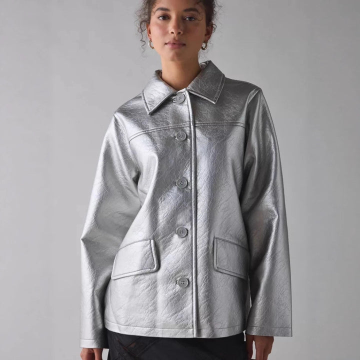 Veste en cuir métallique pour femmes avec poches pratiques et coupe moderne Chic & Stil