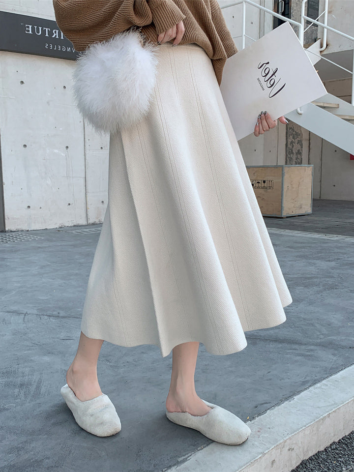 Long knit skirt for ladies, flared with a fine texture Lune London