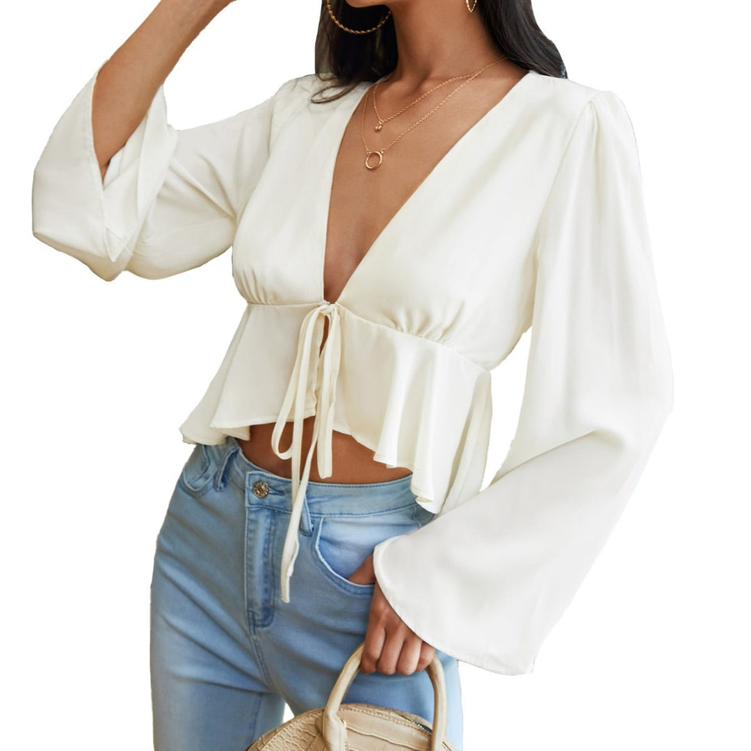 Blouse élégante pour femmes avec décolleté en V profond et détail de lien Chic & Stil