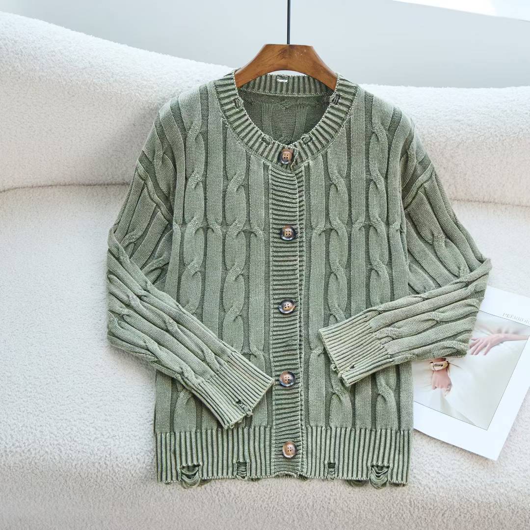 Cardigan pour femmes avec un design en câble élégant et des détails de bouton en bois Chic & Stil
