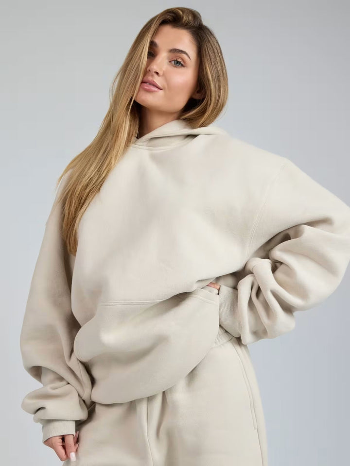 Casual hoodie for women with a loose fit and kangaroo pocket Lune London